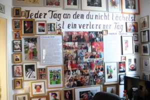 Clown-Museum Leipzig, beklebte Wand.
