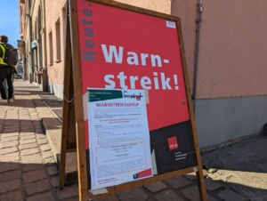 Warnstreik der Sicherheitsbranche am 19. März 2024 in Leipzig, Hinweisschild.