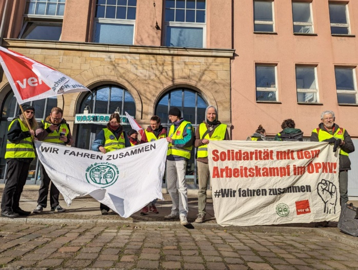 Protest von "Wir fahren zusammen" und LVB-Beschäftigten vor dem Volkshaus in Leipzig auf der Karl-Liebknecht-Straße am 19. März 2024