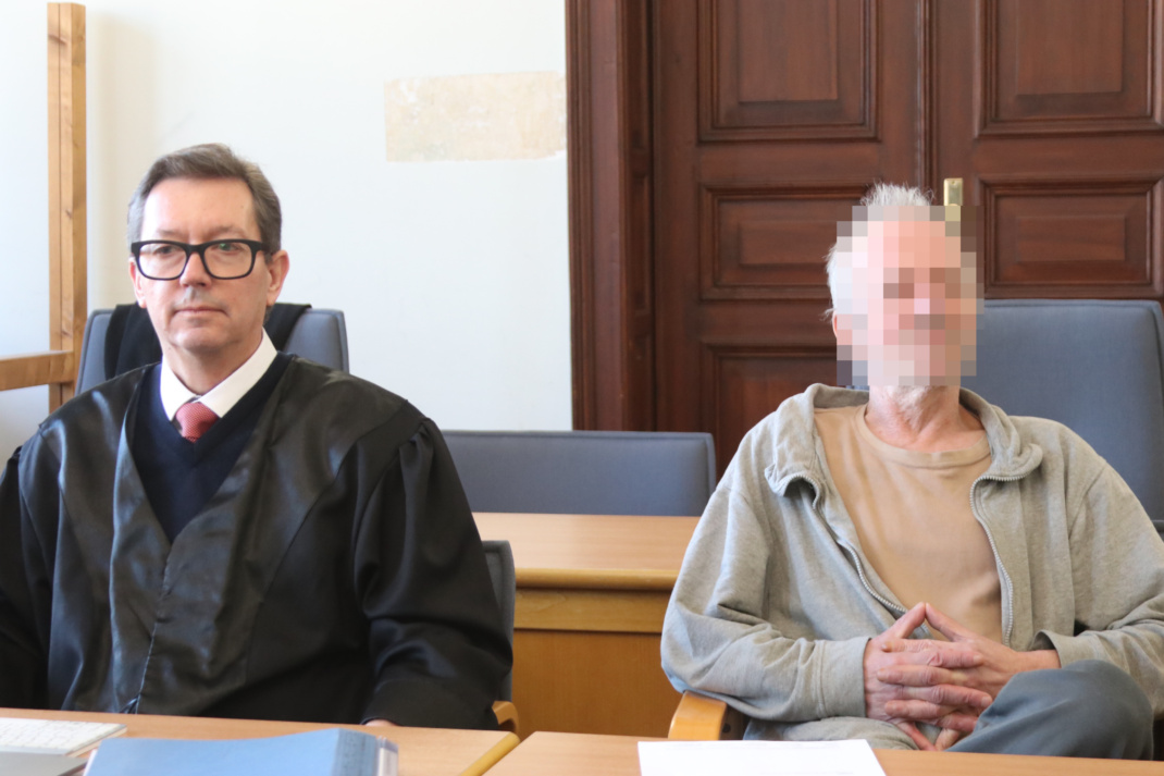 Angeklagter und Anwalt.