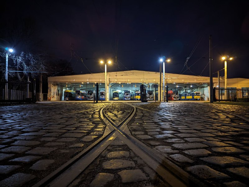 Straßenbahnen im Depot.