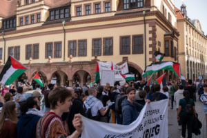 Menschenmenge mit Palästinaflaggen auf Demo.