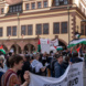 Menschenmenge mit Palästinaflaggen auf Demo.