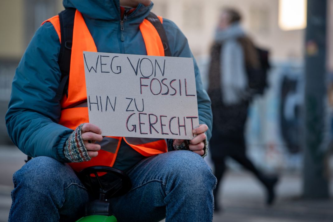 Symbolbild: "Weg von fossil, hin zu gerecht". Foto: Ferdinand Uhl