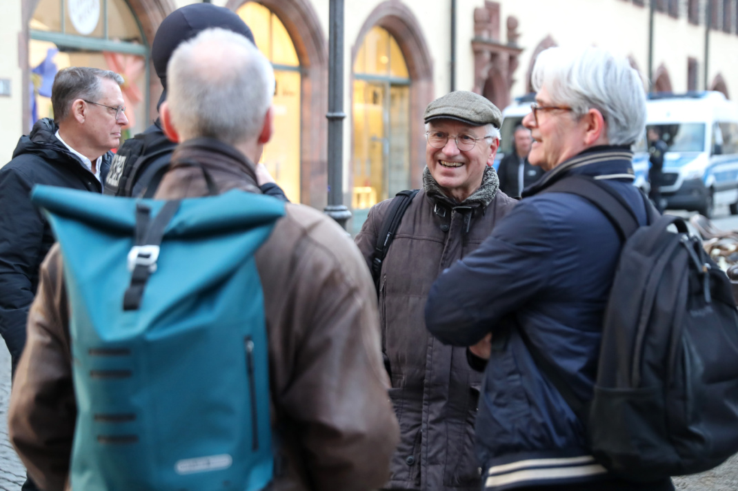 Gruppierung mehrerer Personen, dicht beieinander stehend.