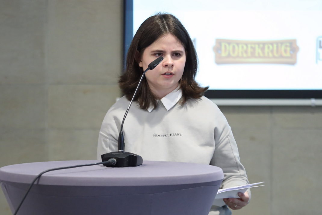 Mädchen vor einem Rednerpult.