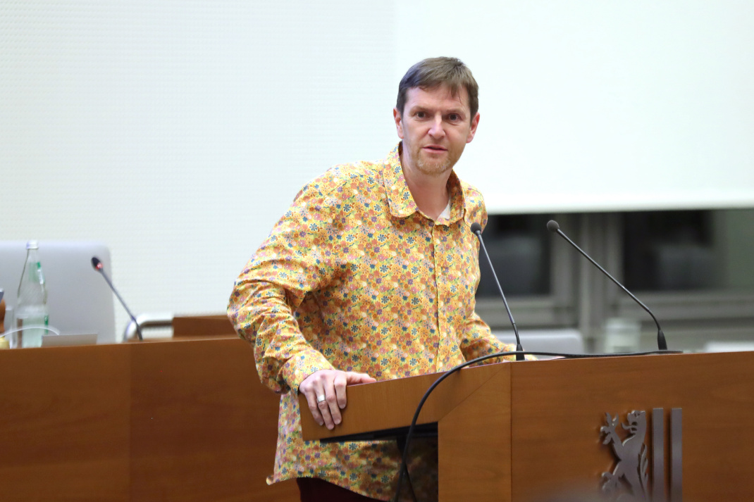 Michael Schmidt von den Grünen am Rednerpult.