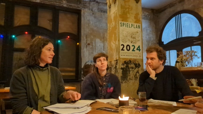 (von links nach rechts) Muriel Zibulla, Dana Ersing und Roman Neider-Olufs stellen das Westflügel-Programm vor. Foto: Yaro Allisat