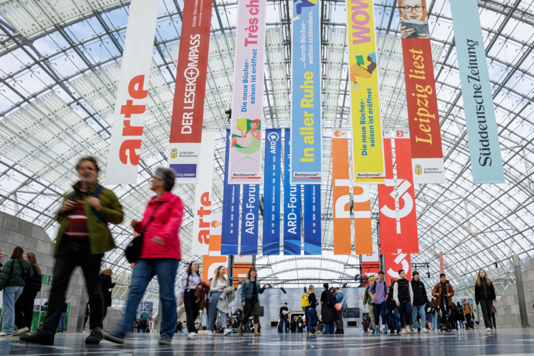 Halle zur Buchmesse und Besucher.