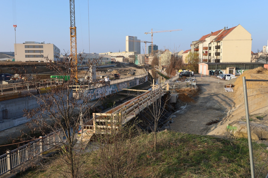 Baustelle, Kran und verschiedene Gebäude.