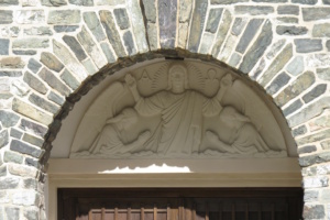 Portal einer Tür in Braun mit Relief.