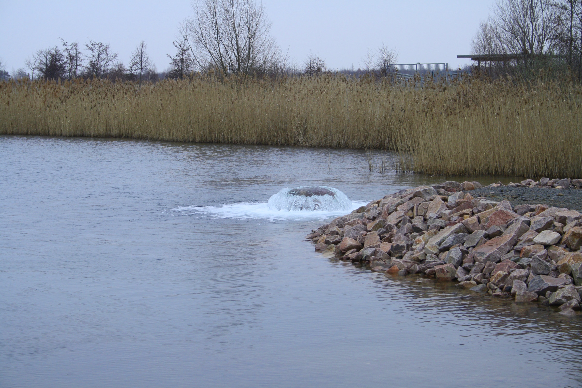 Wasserüberlauf am Südende des Cospudener Sees.  Foto: Ralf Julke