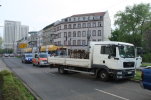 Hier hat es einen Lkw im Feierabendverkehr ins Gleisbett in der Eutritzscher Straße gezogen. Foto: Ralf Julke