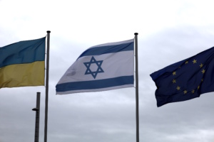Die Flaggen der Ukraine, Israels und der EU vorm neuen Rathaus. Foto: Ralf Julke