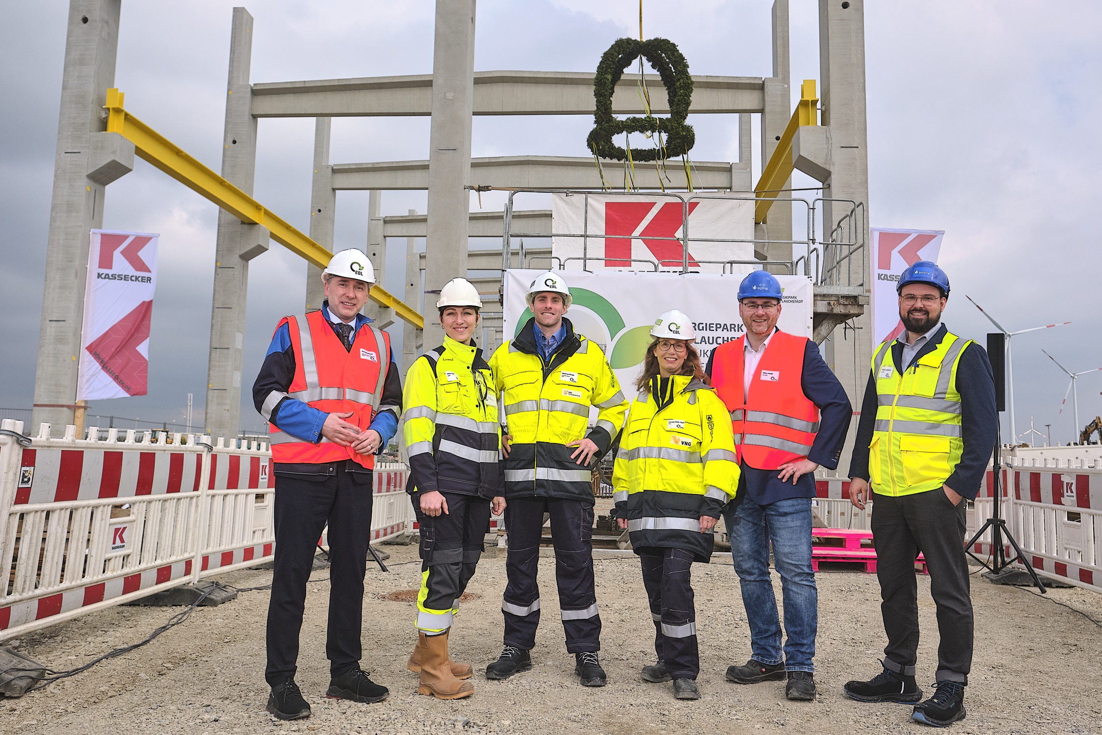 Richtfest auf dem Gelände des Energiepark Bad Lauchstädt (v. l. n. r.) Thomas Wünsch, Staatssekretär im Ministerium für Wissenschaft, Energie, Klimaschutz und Umwelt des Landes Sachsen-Anhalt; Xenia Papst, Uniper; Sebastian Pflüger, VNG Handel & Vertrieb GmbH; Cornelia-Müller-Pagel, Projektleiterin des Energiepark Bad Lauchstädt; Ronny Hengst und Philipp Eckelmann (jeweils Sunfire GmbH). Foto:  Rico Thumser/ Energiepark Bad Lauchstädt Energiepark Bad LauchstädtRichtfest für den Rohbau des Elektrolyse-Gebäudes
