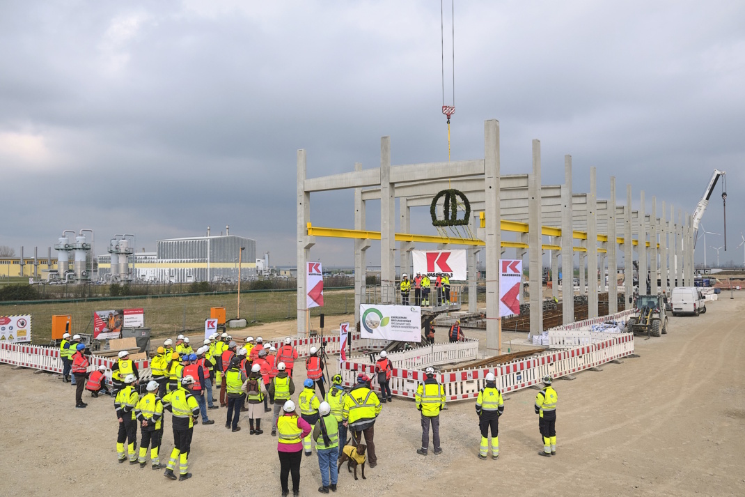 Richtfest des Elektrolysegebäudes auf dem Energiepark Bad Lauchstädt. Foto: Rico Thumser/ Energiepark Bad Lauchstädt