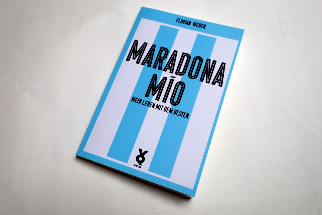 Buchcover, blau-weiße Streifen.