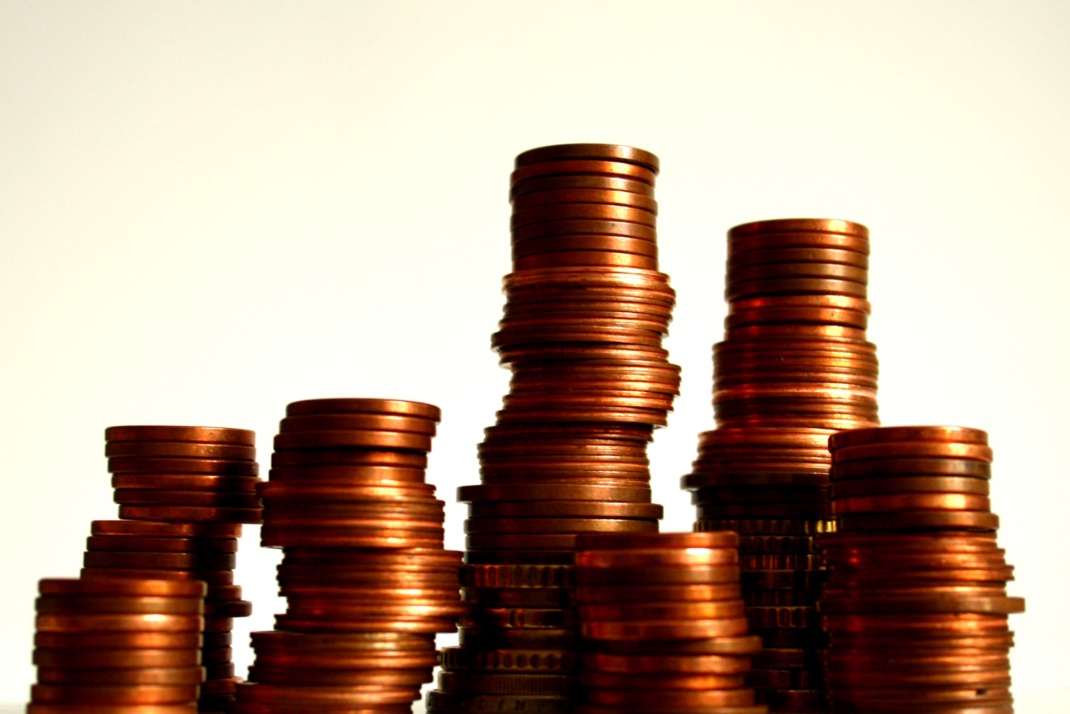 Aufgestapelte Centstücke, Seitenaufnahme.