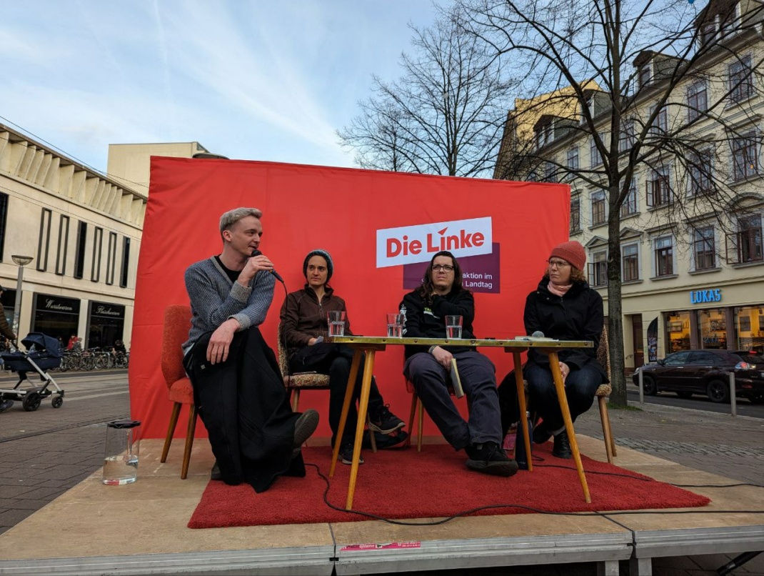 Gruppe von Menschen auf einem Podium.