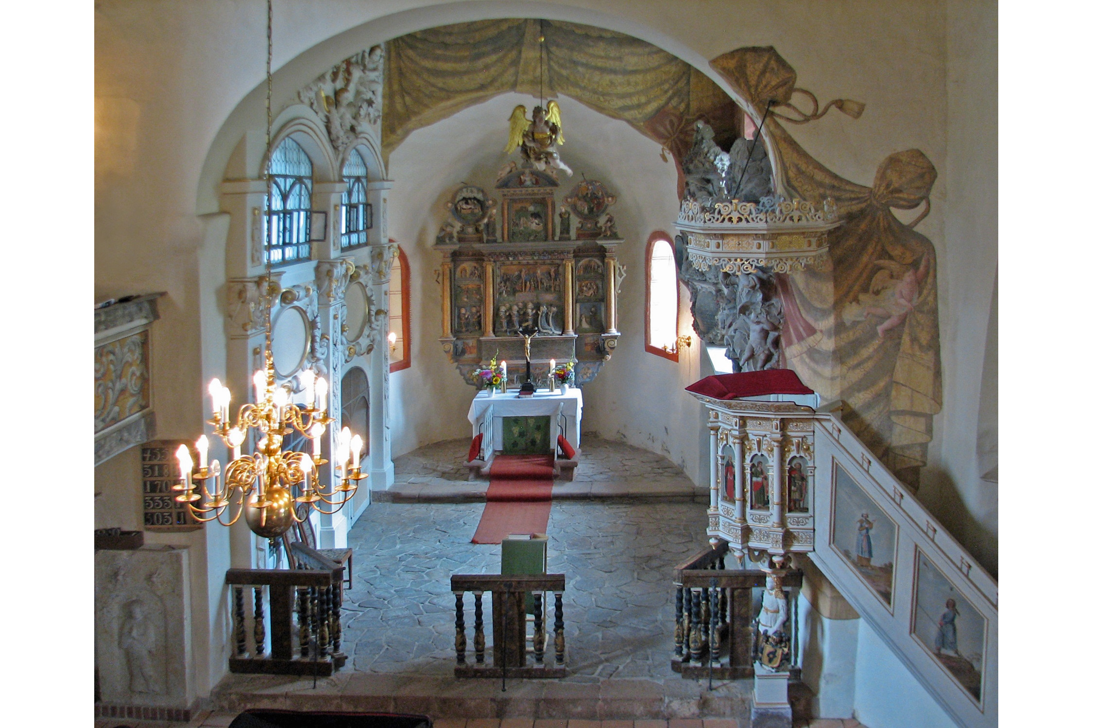 Der Blick von der Empore zum Altar. Foto: Ghostwriter123, CC BY-SA 4.0, https://commons.wikimedia.org/w/index.php?curid=61535648