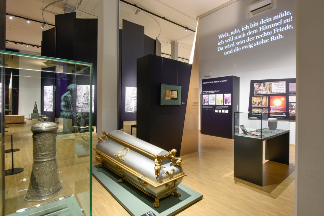 Blick in die Ausstellung „R.I.P. – Die letzte Adresse. Tod und Bestattungskultur in Leipzig“. Foto: Markus Scholz