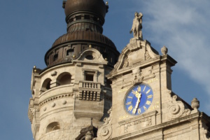 Die Stunde ist ungewiss: Uhr am Neuen Rathaus im Leipzig. Foto: Ralf Julke