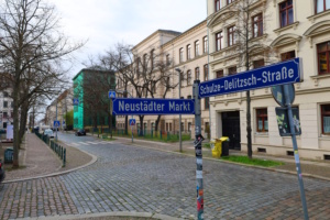 Nebenstraßenkreuzung mit Straßenschildern.