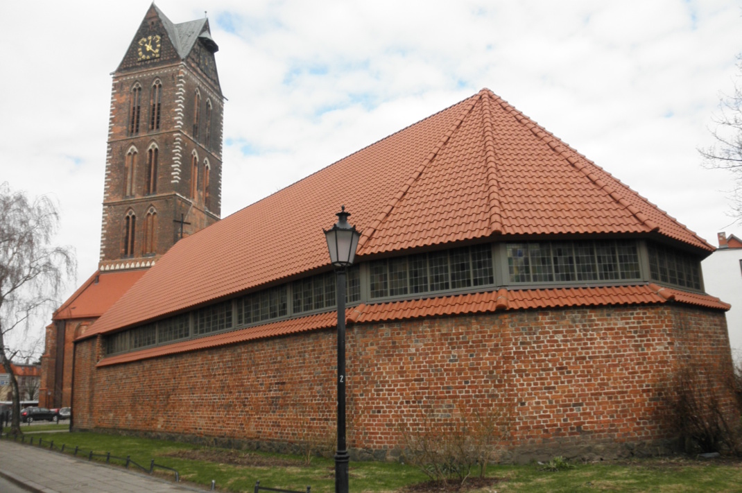 Blick auf Kirchengebäude mit roter Färbung.