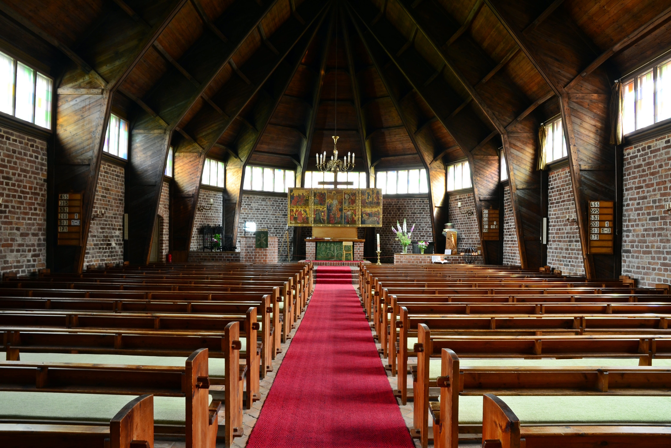 Die Innenansicht. Foto: Siegfried von Brilon, CC BY-SA 3.0, https://commons.wikimedia.org/wiki/File:Wismar,_Neue_Kirche,_Blick_durch_den_Kirchenraum_auf_den_Altarraum_2.JPG