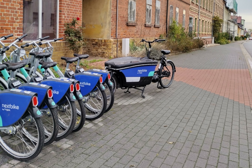 Leifahrräder nahe einer Bushaltestelle in Schkeuditz. Foto: LRA/Koss