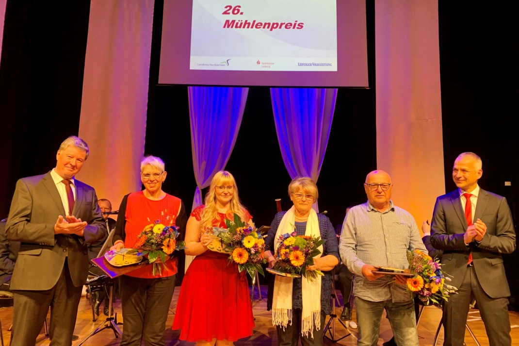 Nordsachsens 1. Beigeordneter Dr. Eckhard Rexroth (l.) und Leipzigs Sparkassenvertriebsdirektor Michael Tiedtke (r.) ehrten die Preisträger Corinna Wüste, Jeniffer Joost, Rosmarie Lange und Gunter Röhr (von links). Foto: LRA/Seidler
