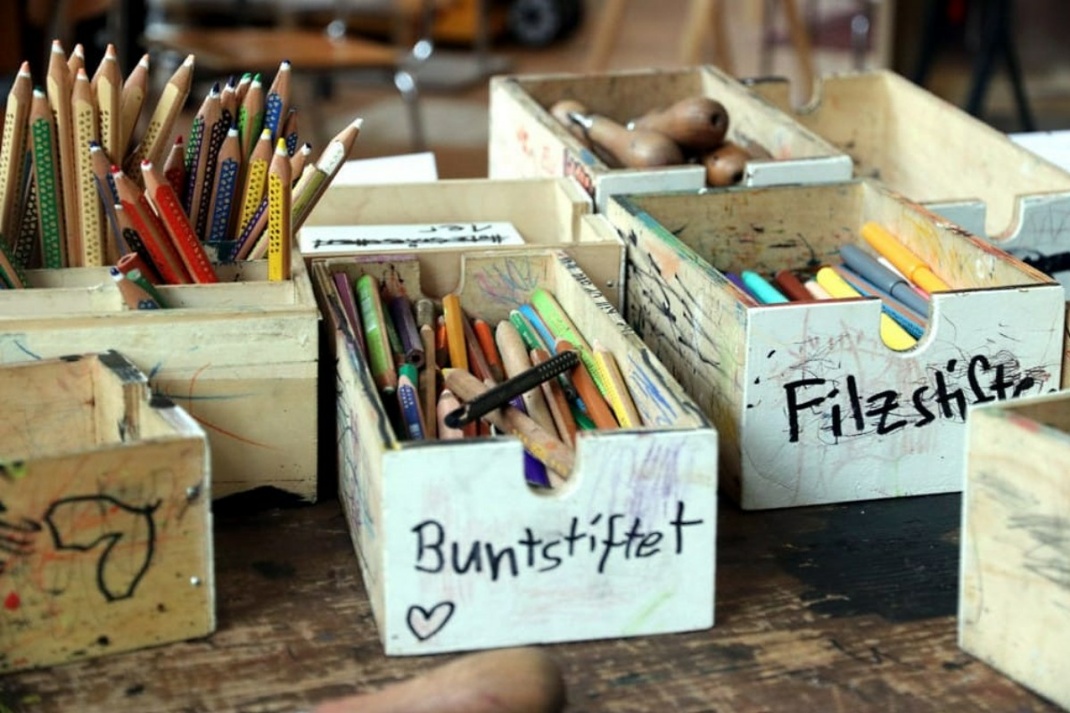 Kisten mit Buntstiften