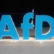 Schriftzug AfD in blauen Buchstaben.