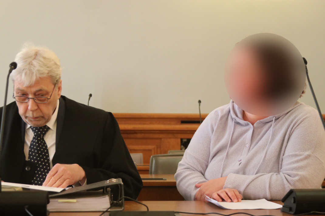 Angeklagte mit Verteidiger, beide sitzen nebeneinander im Gericht.