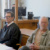 Angeklagter und Anwalt in Robe sitzen im Gerichtssaal.