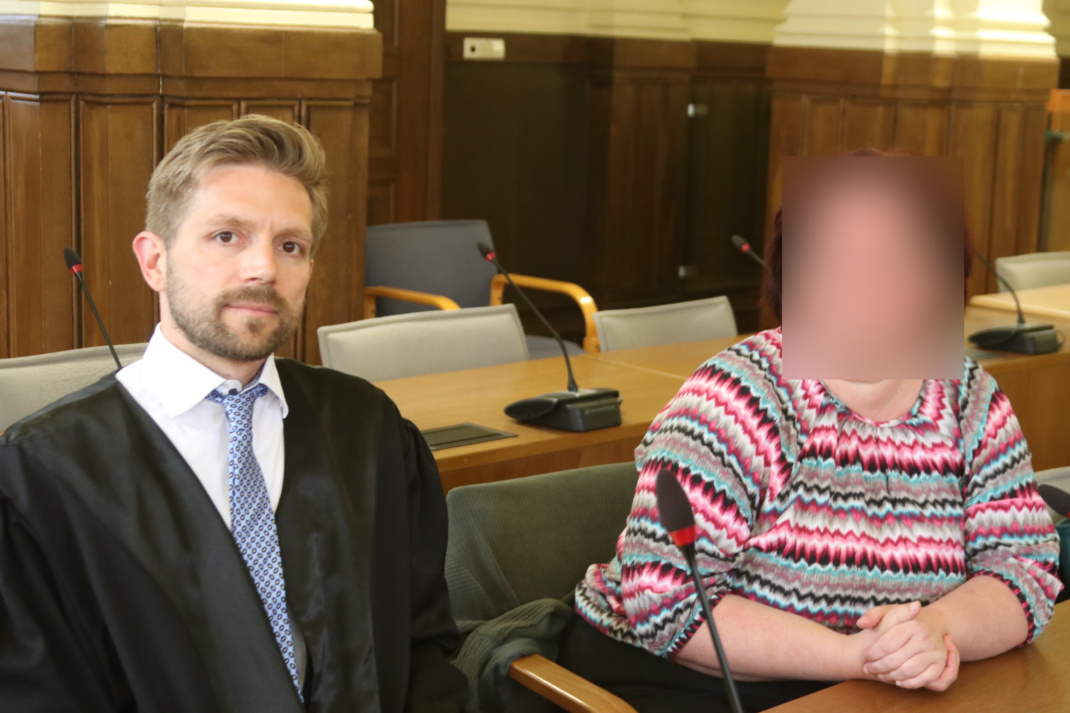 Angeklagte und Verteidiger, Gesicht der Angeklagten verfremdet.