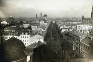 Blick vom Volkshaus auf die damalige Zeitzer Straße Richtung Norden um 1922. Quelle Stadtarchiv