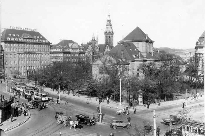 Fleischerplatz mit Altem Theater um 1922. Quelle: Stadtarchiv