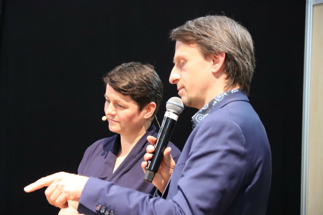 Heike Delling bei einer Kochshow mit regionalen Lebensmitteln auf der Landwirtschaftsausstellung AGRA 2024.