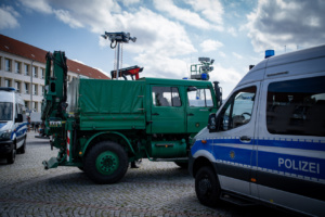 Polizeiwagen verschiedenen Typs stehen in unterschiedlichen Positionen zueinander.