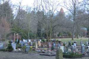 Feld mit Gräbern auf einem Friedhof.