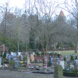 Feld mit Gräbern auf einem Friedhof.