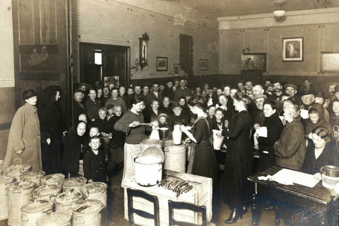 Winterhilfe-Speisung im Gemeindesaal der Petrikirche, um 1923. Quelle Stadtarchiv Leipzig