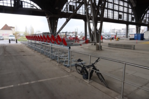 Bahnhofshalle mit Stellplätzen für Fahrräder.