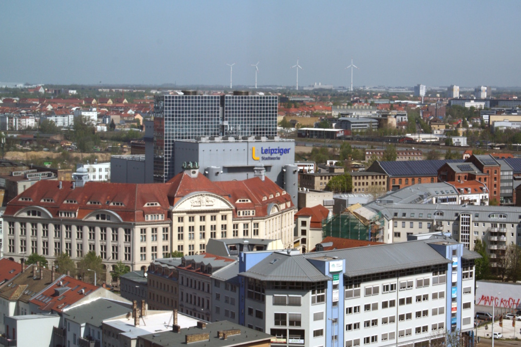 Blick über die Stadt mit Dächern.
