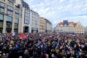 Demo, Menschenmasse auf Marktplatz.