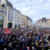 Demo, Menschenmasse auf Marktplatz.