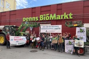 Protestaktion vor einem Biomarkt.
