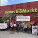 Protestaktion vor einem Biomarkt.