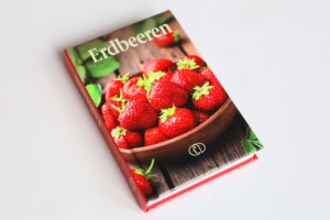 Cover des Buches mit Erdbeermotiv.